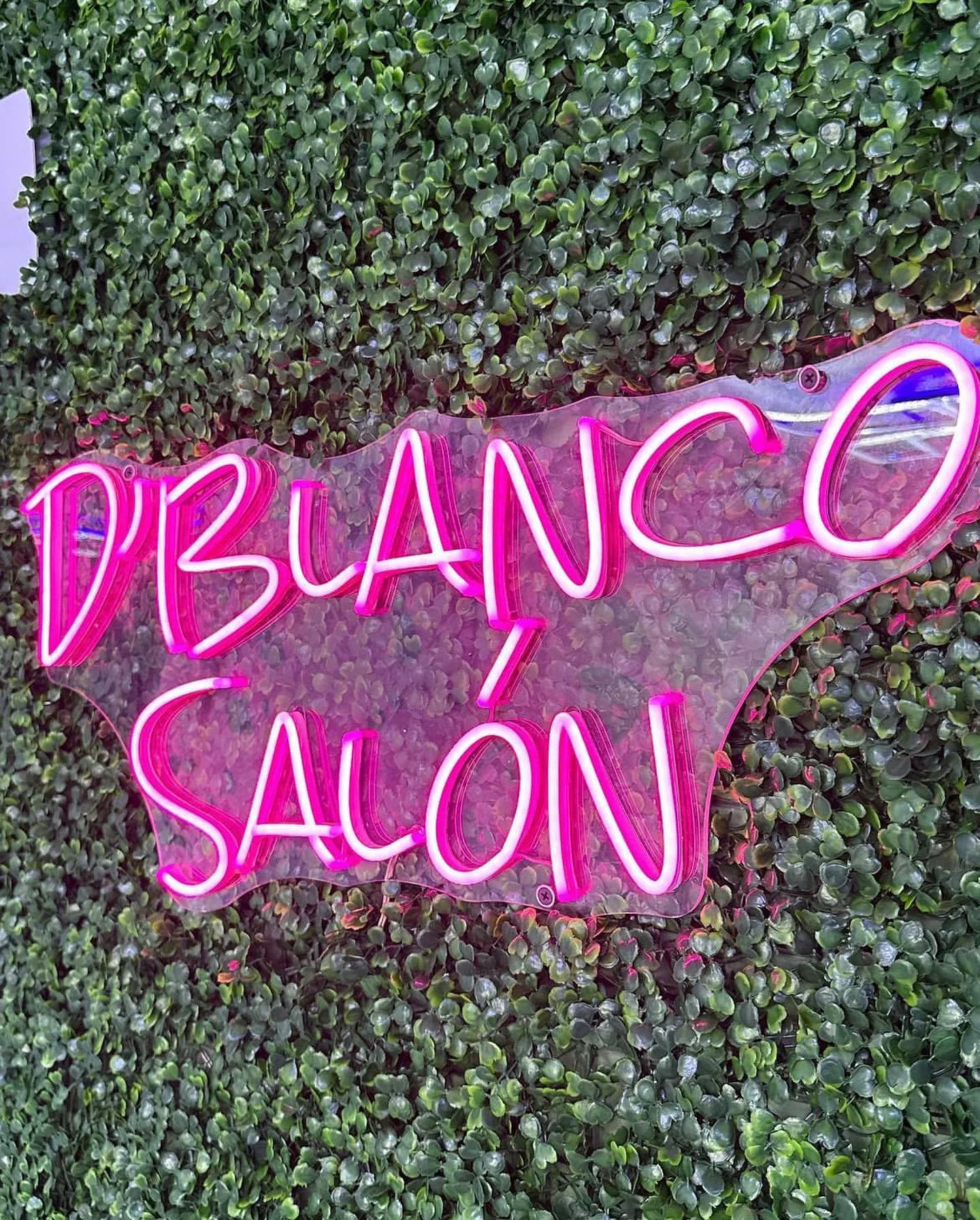 D'Blanco Salón neon sign